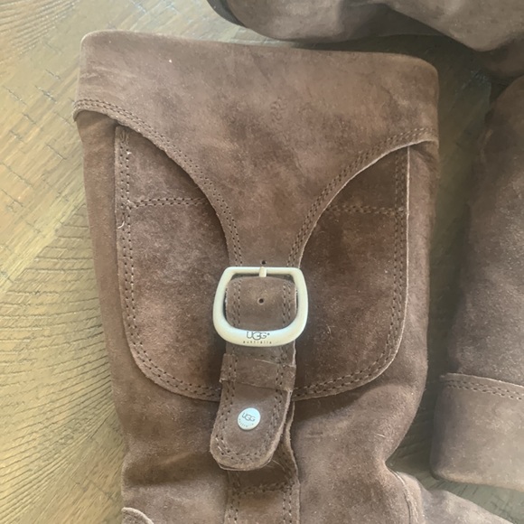 UGGS. - Picture 2 of 4